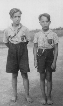 Roger Lézy et son frère au camp de Saint-Pierre pendant l'Occupation © Roger Lézy