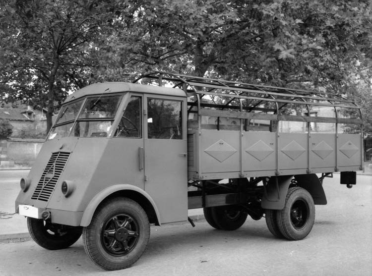 Camion léger plateau ridelles métalliques Renault type AHS 50 cv 2 tonnes 1942 © Renault communication / PHOTOGRAPHE INCONNU (PHOTOGRAPHER UNKNOWN) DROITS RESERVES