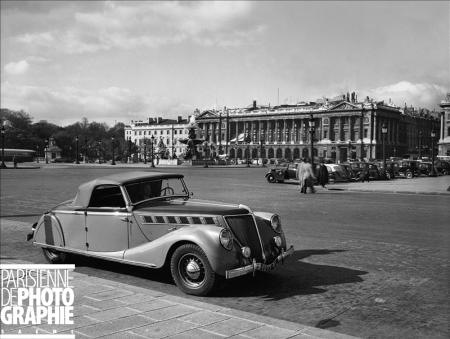 Automobile Renault cabriolet des années 1930. Paris, place de la Concorde © Pierre Jahan / Roger-Viollet /Paris en Images 