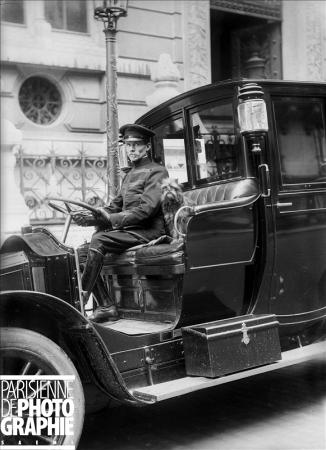 Automobile Renault et son chauffeur. Paris, 1910. BOY-3635 © Jacques Boyer / Roger-Viollet/Paris en Images