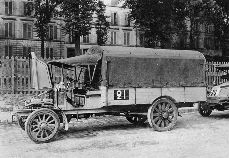 Figure 12 : concours militaire camion Renault CJ 16 Cv - 1911 © Renault communication / PHOTOGRAPHE INCONNU 