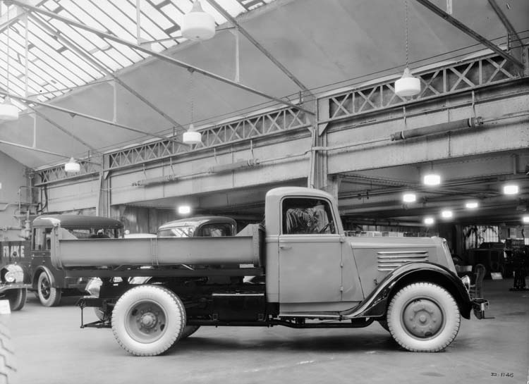 Camion léger benne Renault type AGC 48 cv 2 tonnes - 1936 © Renault communication / PHOTOGRAPHE INCONNU (PHOTOGRAPHER UNKNOWN) DROITS RESERVES