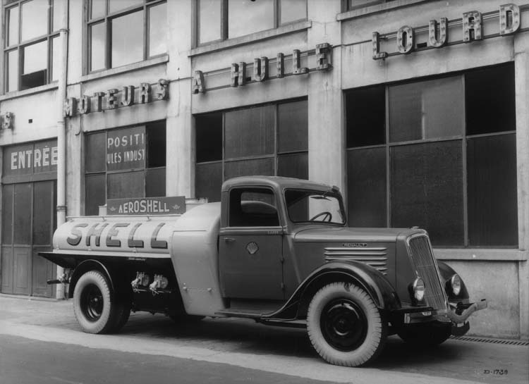 Figure 137 : Camion citerne Renault type AGC 48 cv 2.2 tonnes - 1937 © Renault communication / PHOTOGRAPHE INCONNU (PHOTOGRAPHER UNKNOWN) DROITS RESERVES