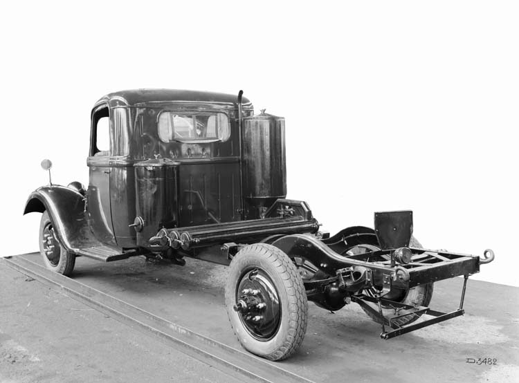 Figure 153 : Camion léger gazogène Renault type AGC 48 cv 2 tonnes 1941 © Renault communication / PHOTOGRAPHE INCONNU (PHOTOGRAPHER UNKNOWN) DROITS RESERVES
