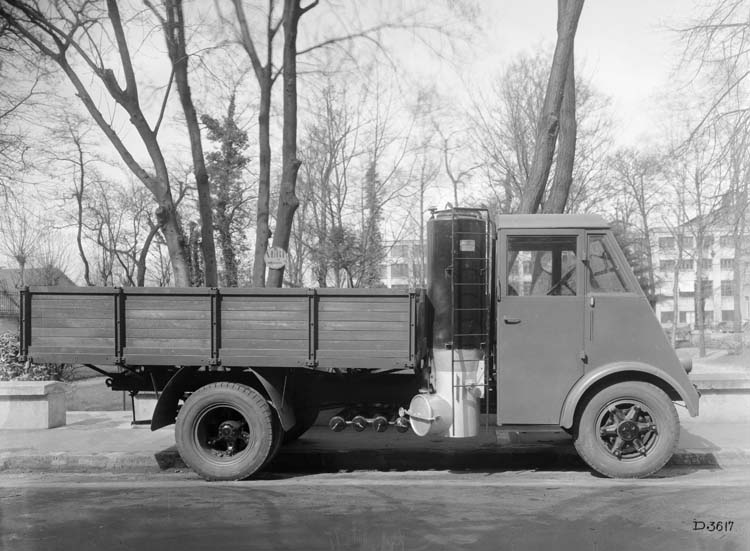 Figure 155 : Camion gazogène Renault type AHN 52 cv 3.5 tonnes - 1941 © Renault communication / PHOTOGRAPHE INCONNU (PHOTOGRAPHER UNKNOWN) DROITS RESERVES