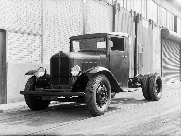 Tracteur Renault semi-remorque type SZ 1932 © Renault communication / PHOTOGRAPHE INCONNU (PHOTOGRAPHER UNKNOWN) DROITS RESERVES