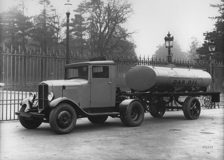 Figure 74 : Tracteur Renault semi-remorque type YG 1932 © Renault communication / PHOTOGRAPHE INCONNU (PHOTOGRAPHER UNKNOWN) DROITS RESERVES