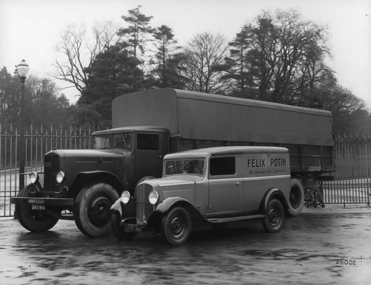 Figure 78 : Fourgon de livraison Renault 40 cv type VTD et type 10 cv 1933 © Renault communication / PHOTOGRAPHE INCONNU (PHOTOGRAPHER UNKNOWN) DROITS RESERVES