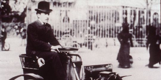Photo de1899 montrant Louis Renault au volant de sa voiturette ® AFP/OFF