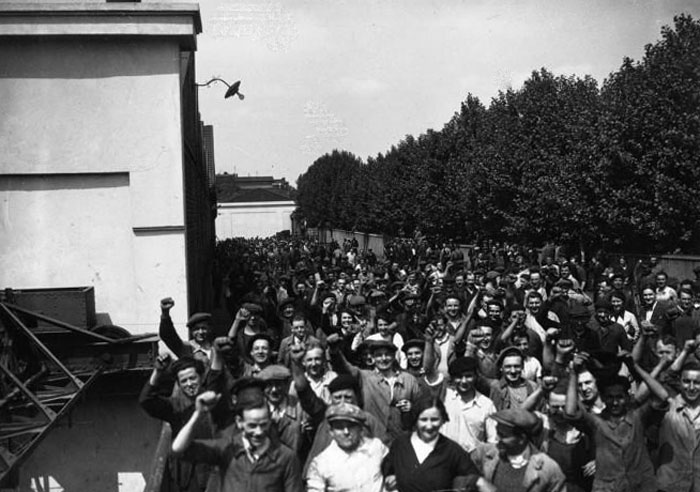 Les ouvriers de l'Usine Renault en grève, sont massés sur le pont Seguin : [photographie de presse] / Agence Meurisse- 1936 © BNF