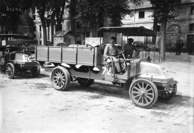 4 juillet 1912, Versailles, concours de poids lourds [organisé par le ministère de la Guerre, camion Renault] : [photographie de presse] / [Agence Rol] © BNF