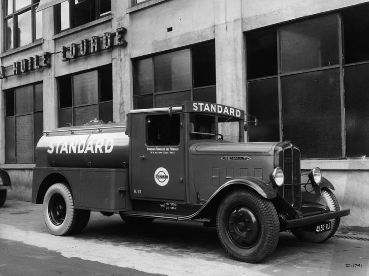 Camion léger citerne Renault type ZY 70 cv 2.5 tonnes - 1937 © Renault communication / PHOTOGRAPHE INCONNU (PHOTOGRAPHER UNKNOWN) DROITS RESERVES