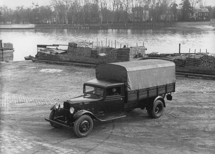 Camion Renault type ZJC 43 cv 2.5 tonnes au Pont de Saint-Cloud - 1934 © Renault communication / PHOTOGRAPHE INCONNU (PHOTOGRAPHER UNKNOWN) DROITS RESERVES